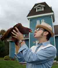 Dan Piraro kissing chicken